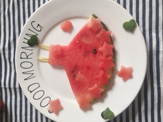 学一种西瓜的有爱吃法,用模具刻出形状，摆盘。