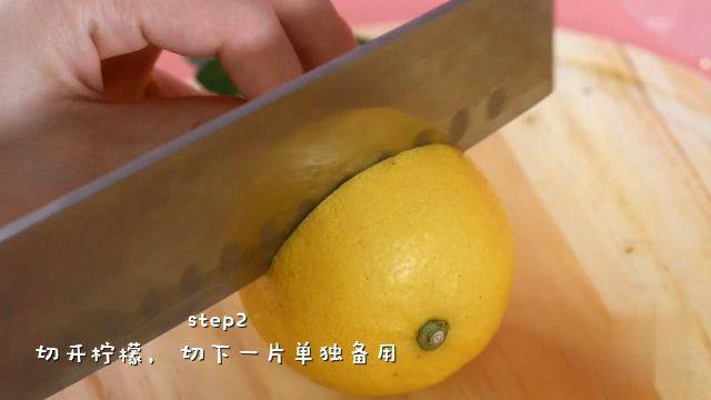 樱花气泡水,准备一个柠檬，切开后切下单独的一片备用