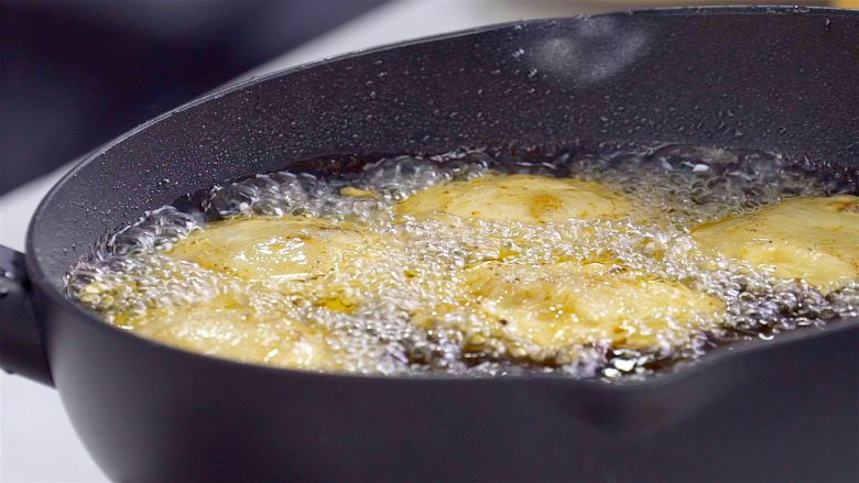 戴氏油墩子,将加好料的模具放入油锅中，用中小火炸至稍微变色，脱模，继续炸至金黄