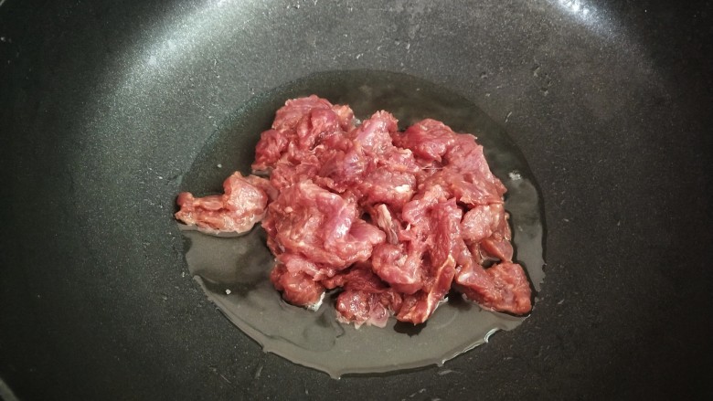杭椒牛柳,热锅倒油，加热至七成热，下牛肉条