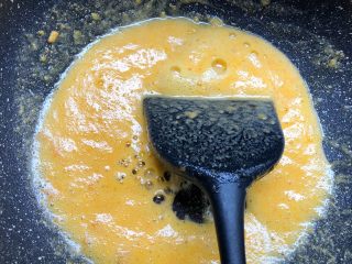 蛋黄焗南瓜,小火炒至冒泡