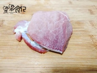 夏日减肥优选—风味猪肉沙拉,猪肉洗净，沥干水分，拍打按摩1分钟；拿叉子或者牙签在肉上戳小洞。