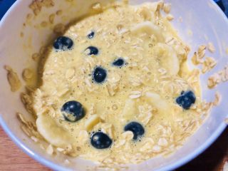 香蕉蓝莓烤燕麦,放入蓝莓和香蕉片，香蕉和蓝莓都预留一些作为表面装饰用。加入少量的盐，可以提升甜味。