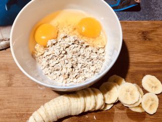香蕉蓝莓烤燕麦,燕麦放入碗里，磕入一个鸡蛋，我是两人份，多加了一个蛋。