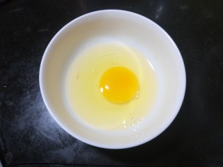 鲜味冬瓜汤,取一个小碗，打入两个鸡蛋，用筷子打散。