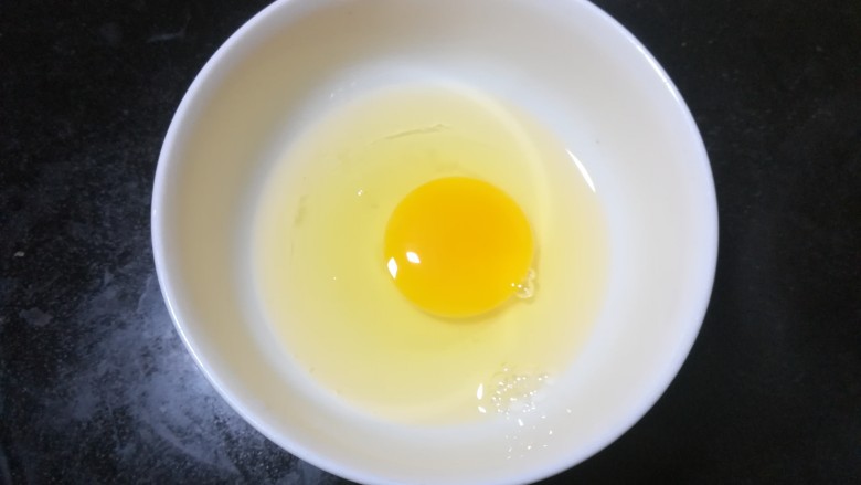 鲜味冬瓜汤,取一个小碗，打入两个<a style='color:red;display:inline-block;' href='/shicai/ 9'>鸡蛋</a>，用筷子打散。