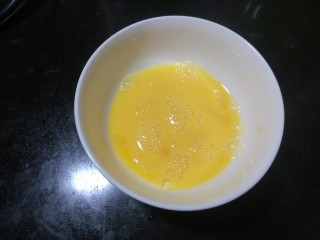 鲜味冬瓜汤,用筷子把鸡蛋顺一个方向打散。