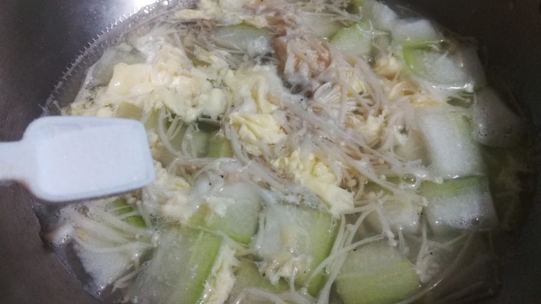 鲜味冬瓜汤,锅里水烧开后，把打散的鸡蛋缓缓转图倒入锅中。