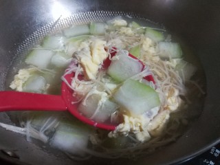 鲜味冬瓜汤,待锅里的汤再次煮开，加入一勺盐调味。