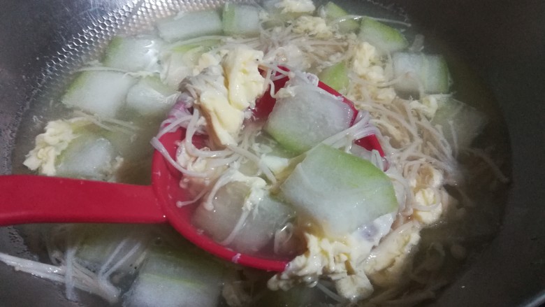鲜味冬瓜汤,待锅里的汤再次煮开，加入一勺盐调味。