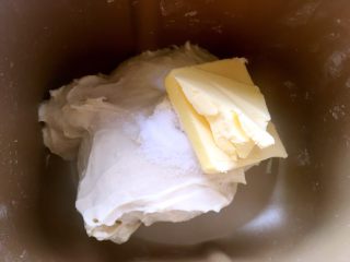 蜂蜜碧根果软欧,之后加入盐跟黄油，继续启动揉面程序，将材料混合均匀