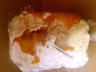 蜂蜜碧根果软欧,中种面团发酵好后，来揉主面团，面包桶内加入高筋面粉，全蛋液，蜂蜜，奶粉，酵母