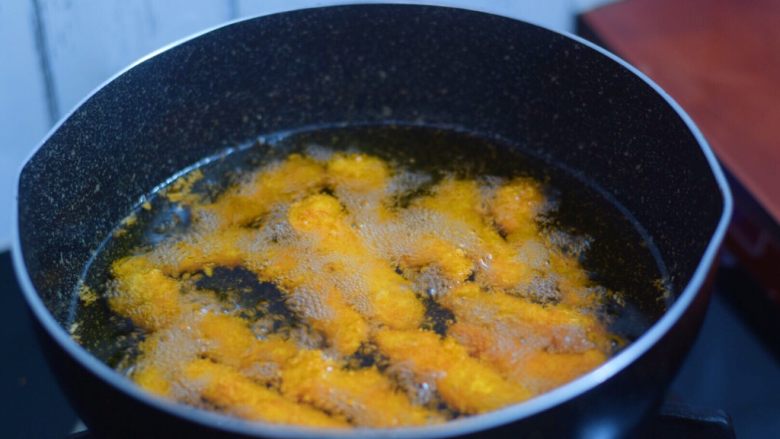 香酥鸡柳,锅中倒入适量的食用油烧至六七成热，放入鸡肉