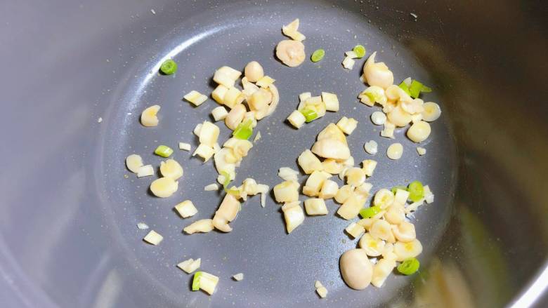 【宝宝辅食】三文鱼松厚蛋烧, 加入海鲜菇碎，炒熟