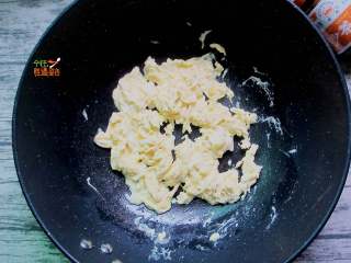 15分钟版韭菜鸡蛋锅贴,鸡蛋两个搅拌均匀锅中油热倒入鸡蛋用筷子顺时间一直搅拌就成絮状的鸡蛋丁