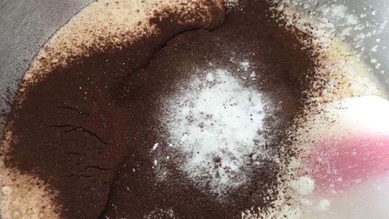 巧克力杏仁意式脆饼,把提前过筛好的粉类倒入打发好的蛋液里，翻拌。
