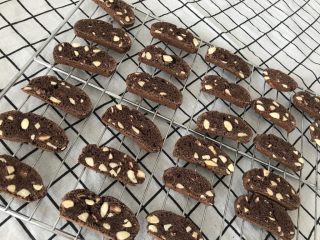 巧克力杏仁意式脆饼,切好的饼干，放到晾架上，放入100-110度的烤箱中，低温烘烤40-50分钟即可。