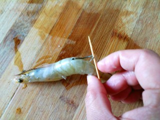 蒜蓉粉丝开边虾,用牙签在虾背第二节，挑出虾线