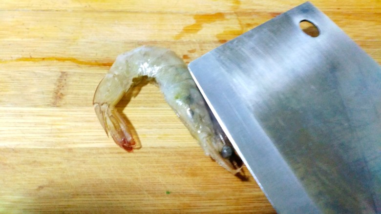 蒜蓉粉丝开边虾,用刀把虾背切开，留虾尾不切透。
