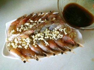蒜蓉粉丝开边虾,把蒜末放在虾上，把调好的汁浇在大虾上即可