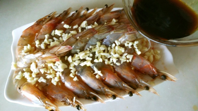 蒜蓉粉丝开边虾,把蒜末放在虾上，把调好的汁浇在大虾上即可