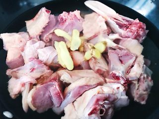 土豆烧番鸭,食材处理：

冲洗干净的鸭肉冷水下锅 放几片生姜和适量料酒一同焯出血水