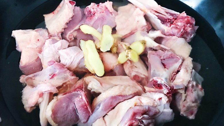 土豆烧番鸭,食材处理：

冲洗干净的鸭肉冷水下锅 放几片生姜和适量料酒一同焯出血水