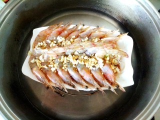 蒜蓉粉丝开边虾,锅添水，放入蒜蓉粉丝开边虾，盖上盖蒸2分钟，开盖蒸8分钟