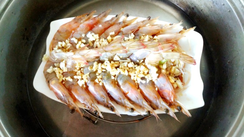蒜蓉粉丝开边虾,锅添水，放入蒜蓉粉丝开边虾，盖上盖蒸2分钟，开盖蒸8分钟