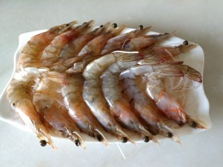 蒜蓉粉丝开边虾,把切好的大虾摆在粉丝上