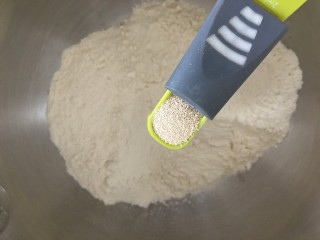 黑椒鸡丝面包,加入酵母粉搅拌均匀