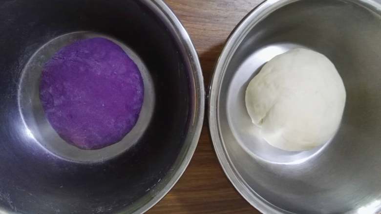 紫薯彩色馒头,两种面团盖保鲜膜，饧发20分钟。