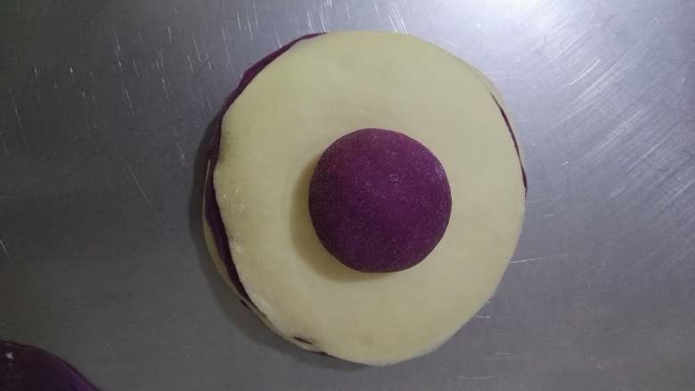 紫薯彩色馒头,中间放上一个紫薯小面团。