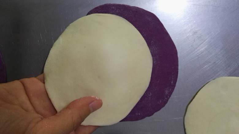 紫薯彩色馒头,用其中的3个紫薯面片和3个白面片间隔着撂起来。