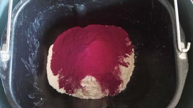 紫薯彩色馒头,来制作紫薯面团，将面粉230克、紫薯粉倒入面包桶中。