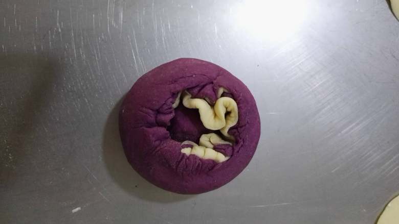 紫薯彩色馒头,将所有的面片象包包子一样，向中间合拢，最后捏紧收口。