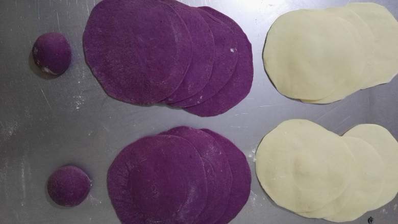 紫薯彩色馒头,小白面剂擀成中间厚四周薄的圆面片，将8个紫薯面剂也擀成圆面片，剩下的紫薯面剂均分成2个小面团。
