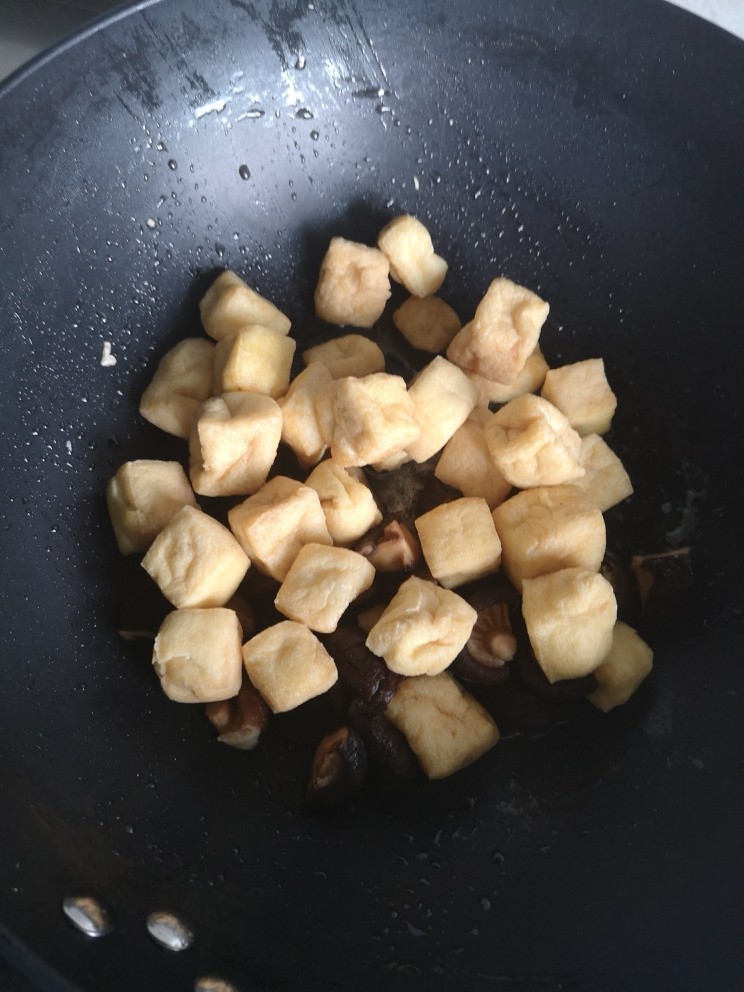 茄汁虾仁油豆腐,锅里留油
放入油豆腐、香菇翻炒片刻