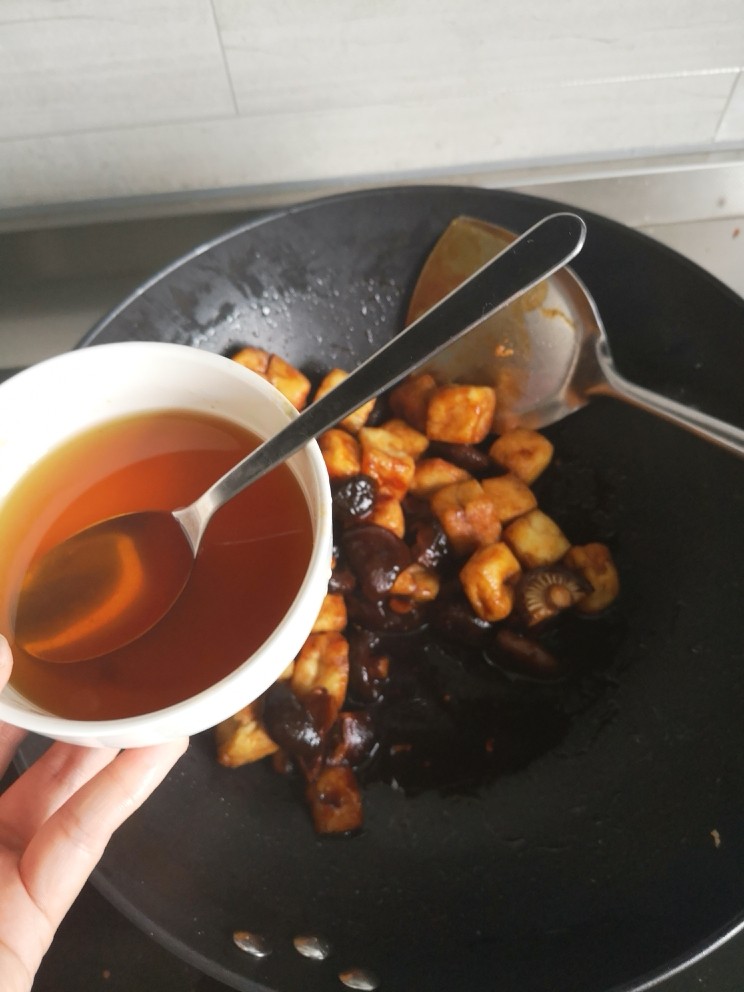 茄汁虾仁油豆腐,倒入三碗水
大火烧开，小火焖一会儿