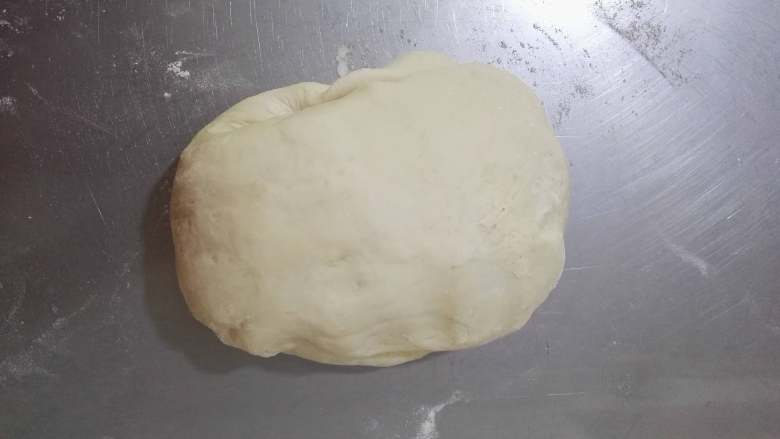 茴香肉包,饧好的面团，移到面板上，揉搓排气。