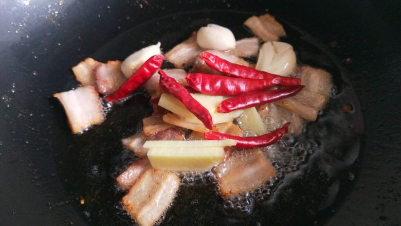 五花肉干煸花菜,锅中热油放入五花肉把油都煸出来，再放入姜蒜辣椒