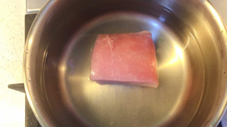 无花果雪梨煲猪𦟌汤,冷水下锅，下猪肉煮开，给猪肉飞水。