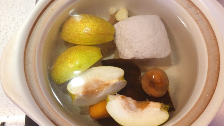 无花果雪梨煲猪𦟌汤,把所有食材放入砂锅中，加入适量清水。