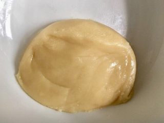 酥皮豆沙饼,将油面材料100g中筋面粉和50g玉米油放入碗中用刮刀拌成团，盖保鲜膜醒30分钟。