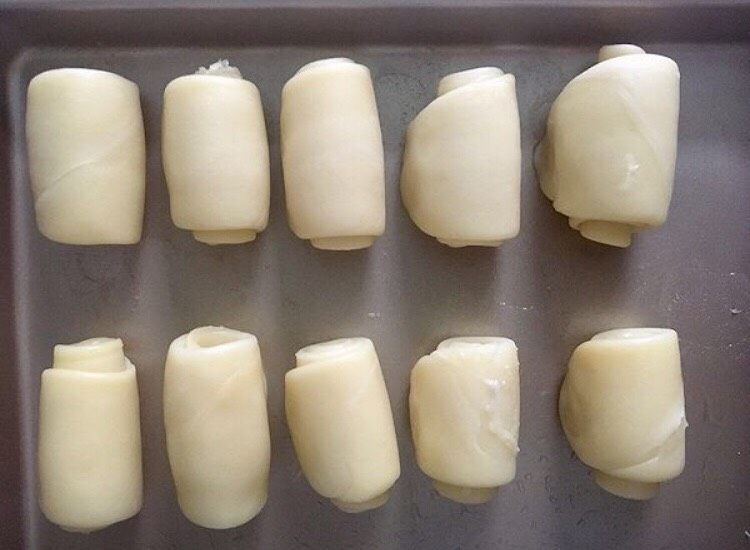 酥皮豆沙饼,从一侧卷起，每一份如此重复，每做完一份之后盖保鲜膜醒15分钟