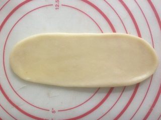 酥皮豆沙饼,用擀面杖擀轻轻擀成长舌状