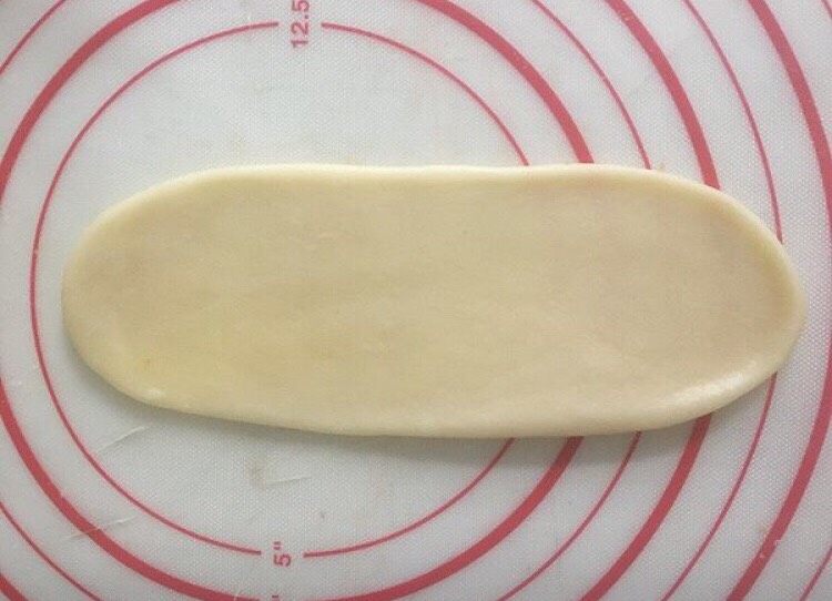 酥皮豆沙饼,用擀面杖擀轻轻擀成长舌状