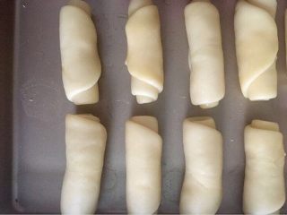 酥皮豆沙饼,从一次卷起，每一份如比重复，做完之后用保鲜膜覆盖醒15分钟