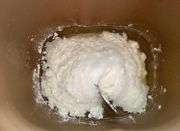 酥皮豆沙饼,将水油面所有材料放入面包机揉，直到揉出膜来，醒30分钟。