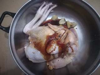 荷叶鸡,倒掉腌制后出来的血水，加姜片、耗油、生抽、老抽、料酒